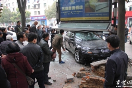 十（shí）堰新手司機停車玩“穿越” 路邊閱報欄慘被（bèi）撞