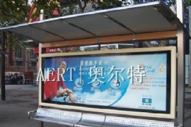 候車亭櫥窗變“大花臉”