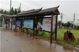 公交候車亭“亮麗的（de）風景線”