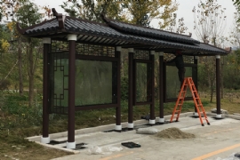 仿古候車亭讓整個城市的建築風格更加（jiā）和諧